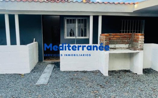 Casa al fondo en alquiler  A metros de la playa